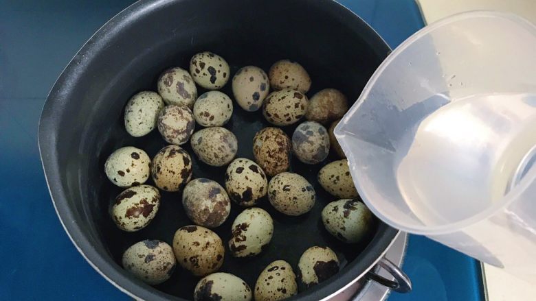 五香迷你茶叶蛋,把鹌鹑蛋放进锅里，倒入清水没过蛋
