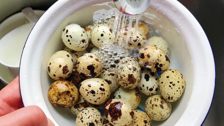 五香迷你茶叶蛋,煮熟的鹌鹑蛋用冷水冲凉