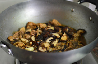 彩椒香菇鸡,放入香菇，盖上盖子，大火煮开，小火焖煮20分钟