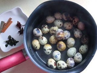 五香迷你茶叶蛋,倒出水，用勺子把敲碎蛋壳，以便更好地入味