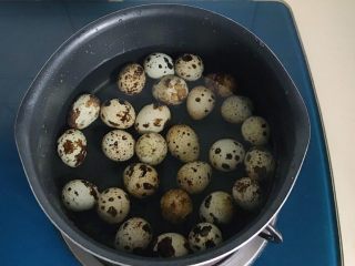 五香迷你茶叶蛋,锅里放水放入鹌鹑蛋煮熟，水开后煮10分钟即可