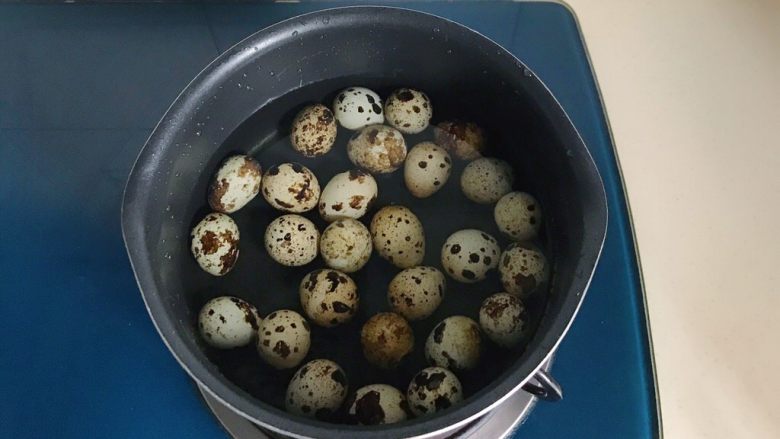 五香迷你茶叶蛋,锅里放水放入鹌鹑蛋煮熟，水开后煮10分钟即可