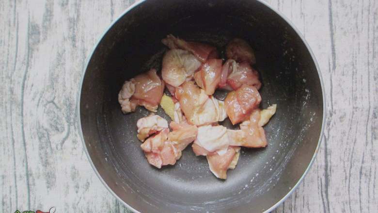 鸡腿炖板栗,不粘锅不放油，倒入腌好的鸡块，转大火翻炒，炒出鸡皮里的油脂