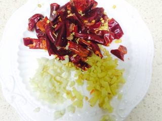 蒜苔肉丝,姜蒜切成粒儿，干辣椒折成小段儿