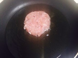 蒜苔肉丝,炒锅中加入小半碗食用油，5分热时，倒入肉丝