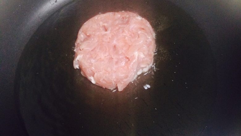 蒜苔肉丝,炒锅中加入小半碗食用油，5分热时，倒入肉丝
