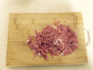 蒜苔肉丝,瘦肉切片后切丝，置于碗中。