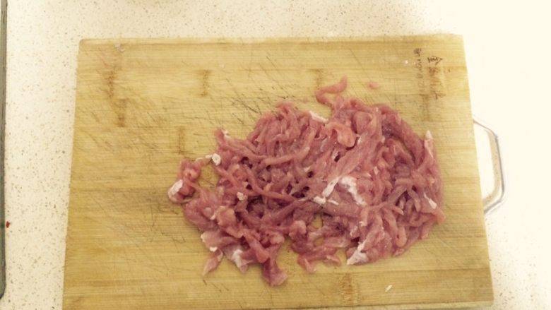 蒜苔肉丝,瘦肉切片后切丝，置于碗中。