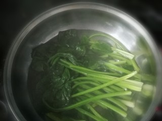 菠菜素饺子,烧一锅开水，水开后放入洗干净的菠菜焯水30秒