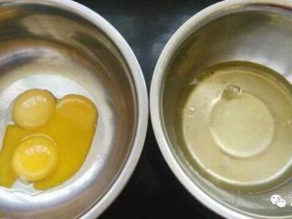 超高颜值转印蛋白糖马琳糖,将材料分别提前准备好。需要注意，蛋清里不能混入蛋黄，打蛋盆和打蛋头不能有任何水和油。