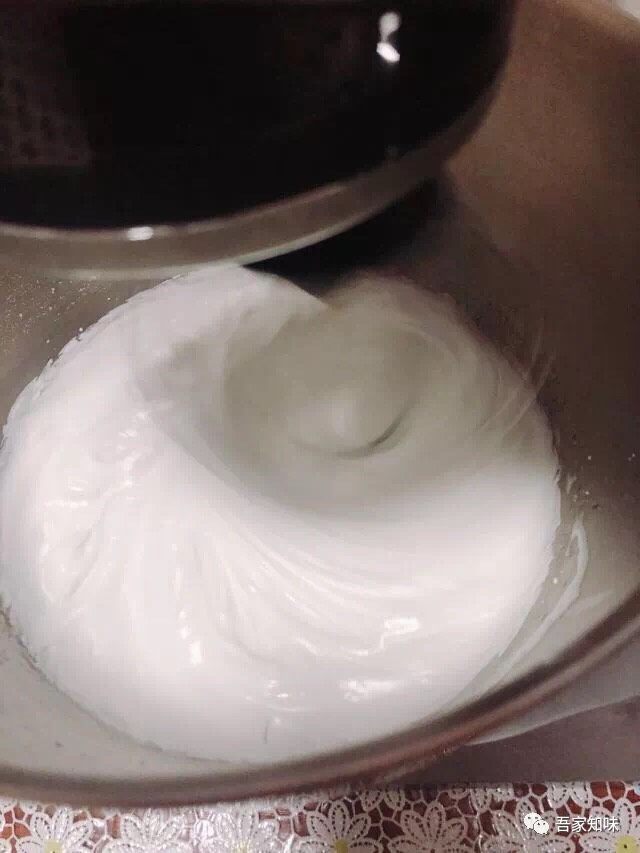 超高颜值转印蛋白糖马琳糖,继续打发，随着颜色发白、体积膨胀的时候分2-3次将剩余的细砂糖倒入打蛋盆中。切勿太晚将细砂糖倒入，这样容易导致在打发好的时候还出现细砂糖没完全融合的情况。