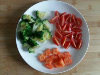 缤纷蔬菜土司杯,西兰花焯好，胡萝卜切好，小番茄一个切成4瓣。

