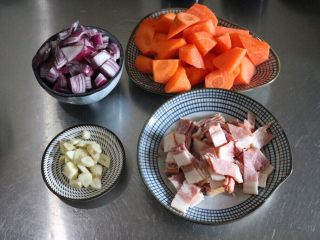 红酒炖牛腩,洋葱、胡萝卜切块，培根、蒜瓣切片备用