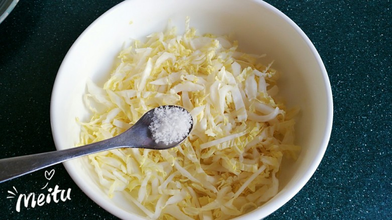 豆腐丝凉拌白菜心,往切好的白菜心上撒一勺盐。