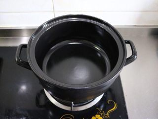 红酒炖牛腩,起砂锅，我用的黑乐砂锅、干烧急冷都不怕哦。没有砂锅的可以用铸铁锅