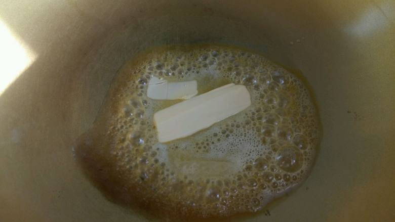 甜蜜苹果派,开始做派馅了。黄油放入锅中加热融化。