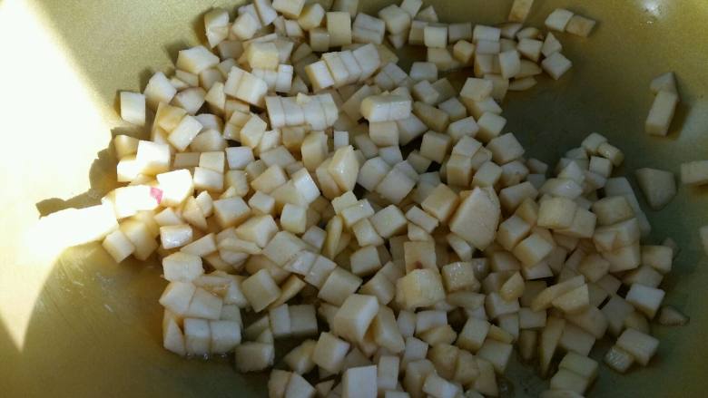 甜蜜苹果派,倒入切碎的苹果丁翻炒。（苹果要去皮哦。）