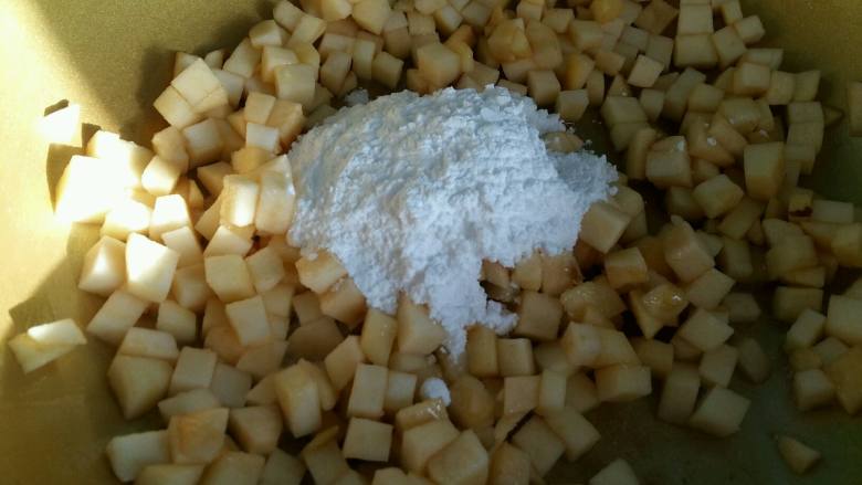 甜蜜苹果派,苹果丁中倒入糖霜，翻炒均匀。此处的糖霜可以用砂糖+玉米淀粉代替。因为糖霜里面就是糖粉和玉米淀粉混合成的。
