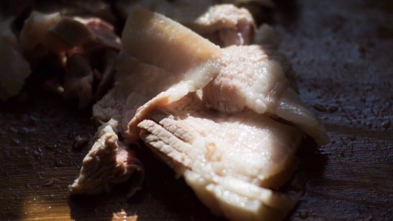 家常回锅肉,把五花肉切成大的薄片