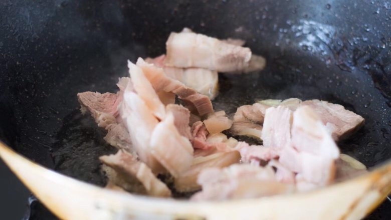 家常回锅肉,热锅，热油，下五花肉，改中小火，煸出猪油。
