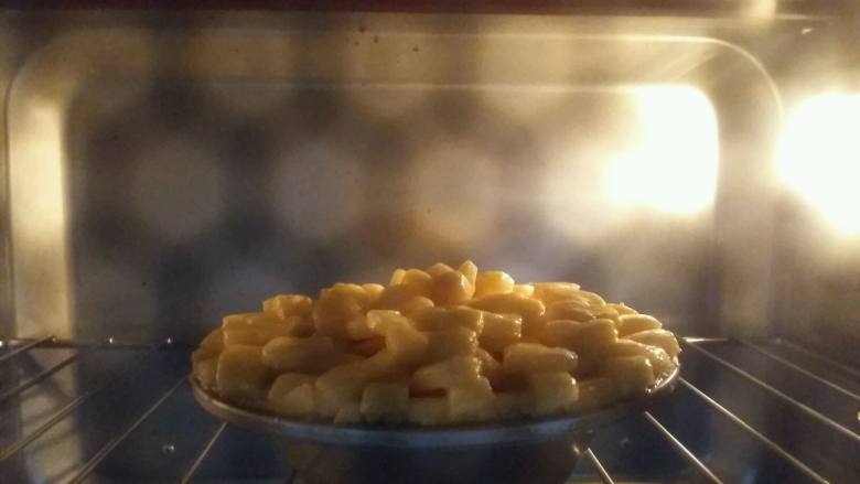 甜蜜苹果派,放入烤箱，上下管200度烤25分钟左右。注意观察上色的情况。