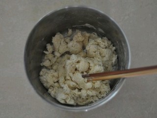 菠菜素饺子,面粉中加入一小勺盐，一边添加热开水一边搅拌到絮状(面粉的图片拍糊了，用以前的，实则120g面粉很少的)