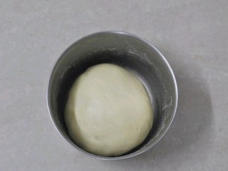 菠菜素饺子,揉成一个滑的面团，盖上保鲜膜醒十分钟
