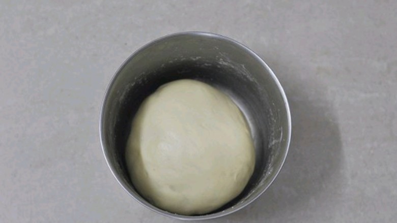 菠菜素饺子,揉成一个滑的面团，盖上保鲜膜醒十分钟