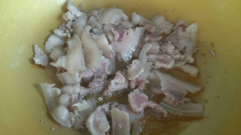 超简版回锅肉,锅烧热倒入金龙鱼外婆乡小榨菜籽油，然后倒入切好的肉片。