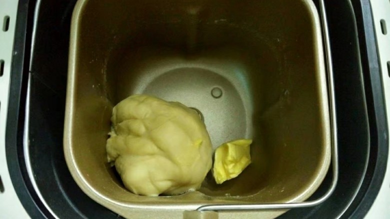 
小乌龟面包,和面15分钟后，加入软化的黄油继续揉面15分钟，达到出膜状态。