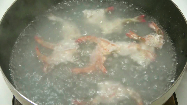 青蔬烩虾仁,把虾烫熟过冷水备用