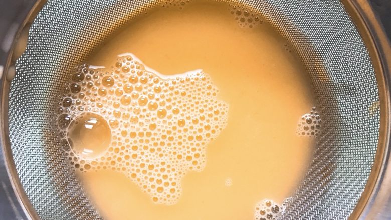 什锦茶碗蒸,用漏网过滤蛋液。