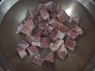 土豆烧牛肉,冷水下锅煮开