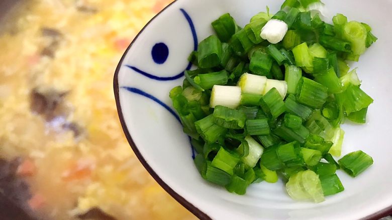 魏兄最喜欢吃的面疙瘩汤系列の四色,加入小葱，搅拌均匀，即可