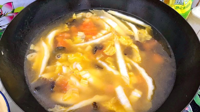 魏兄最喜欢吃的面疙瘩汤系列の四色,入适量清水