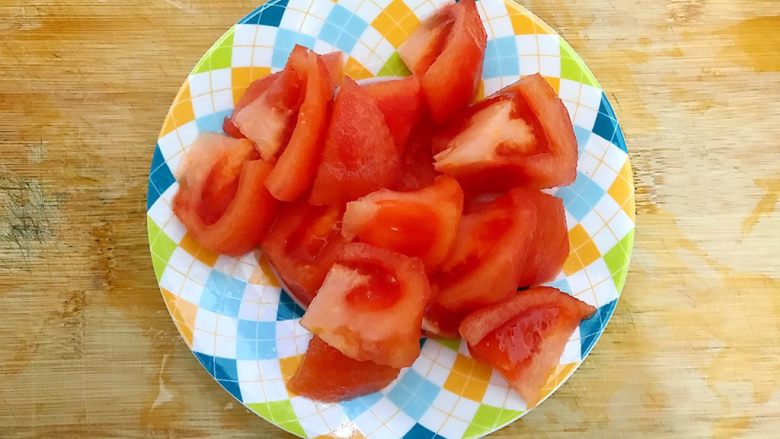 魏兄最喜欢吃的面疙瘩汤系列の四色,西红柿如图所示，切成块状，备用