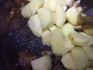 土豆烧牛肉,加入准备好的土豆