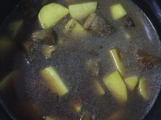 土豆烧牛肉,将炒好的土豆牛肉倒入电压力锅，加入刚才煮牛肉的水，水不要放太多，沫过牛肉即可