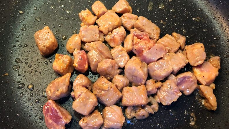彩椒炒牛肉粒,炒至变色后盛出备用。
