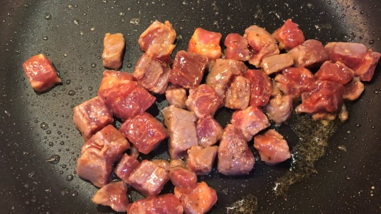 彩椒炒牛肉粒,热锅下油，加入牛肉粒翻炒。
