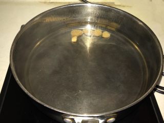 羊肉汤面,锅里放入冷水，加入鲜姜片，水开后煮5分钟