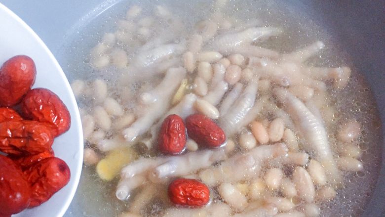 花生红枣凤爪汤,40分钟后，加入红枣，继续煲至花生米熟软。