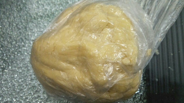 焦糖核桃酥饼,将压好的絮状面放入保鲜袋轻按成面团