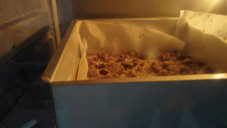 焦糖核桃酥饼,再放回烤箱烤二十分钟。出烤箱后稍降温一下，就要切块。放凉的饼很酥。