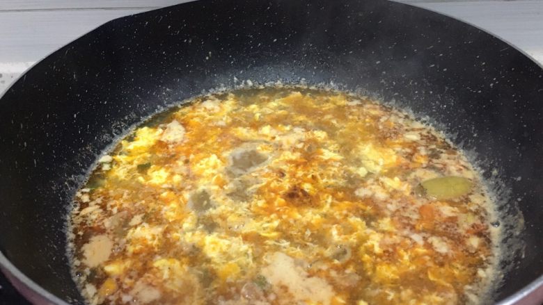 早餐系列之干贝边鸡蛋面,煮开后关火