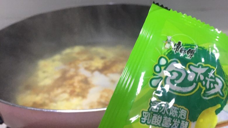 早餐系列之干贝边鸡蛋面,将康师傅方便面调味泡椒调味包放入