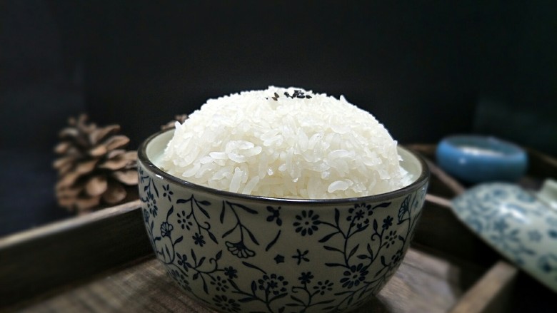 米饭猪肉堡,吃剩下的米盛出来一小碗，用勺子头捣粘稠。