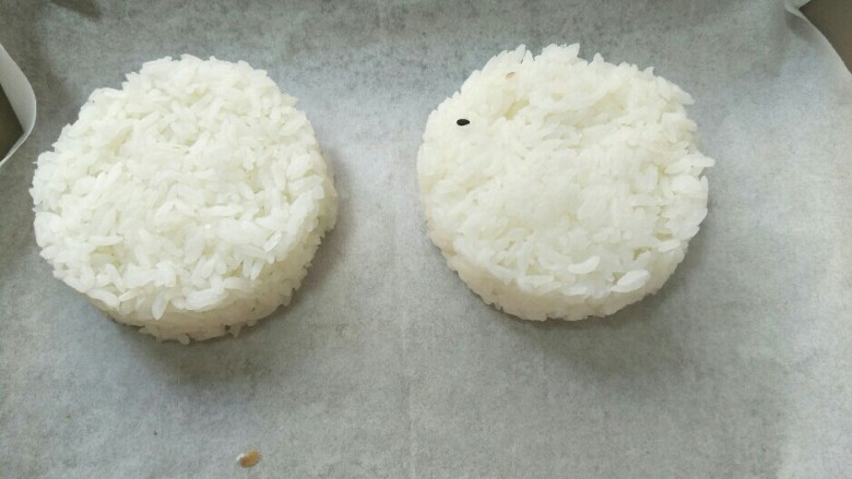 米饭猪肉堡,做出两个米饭饼，放烤盘180度烤十分钟。
