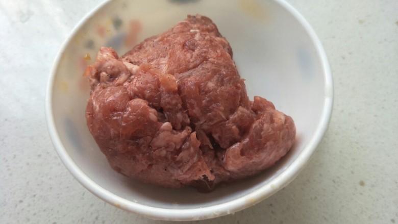 米饭猪肉堡,肉剁成肉泥。