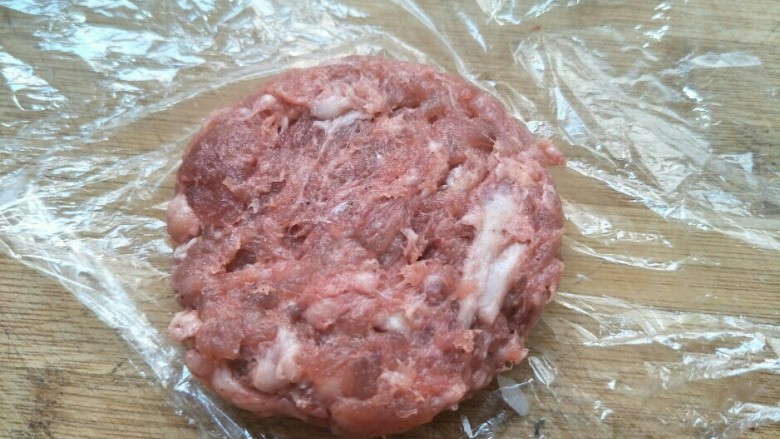 米饭猪肉堡,把肉也用保鲜膜压成肉饼。